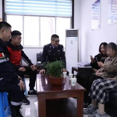 (我们仨综艺第一季在线观看)探讨亲情的真谛——《我们仨综艺》带你感受温暖的家庭之爱
