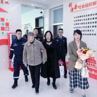 (我们仨综艺第一季在线观看)探讨亲情的真谛——《我们仨综艺》带你感受温暖的家庭之爱